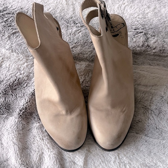 Smoke Bootie in Beige
Freebird by Steven
Color:Beige - Picture 6 of 11